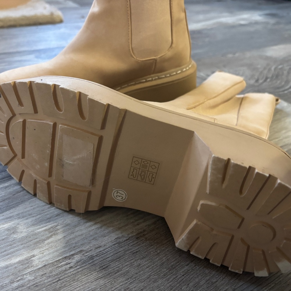 Beige platform boots never worn
